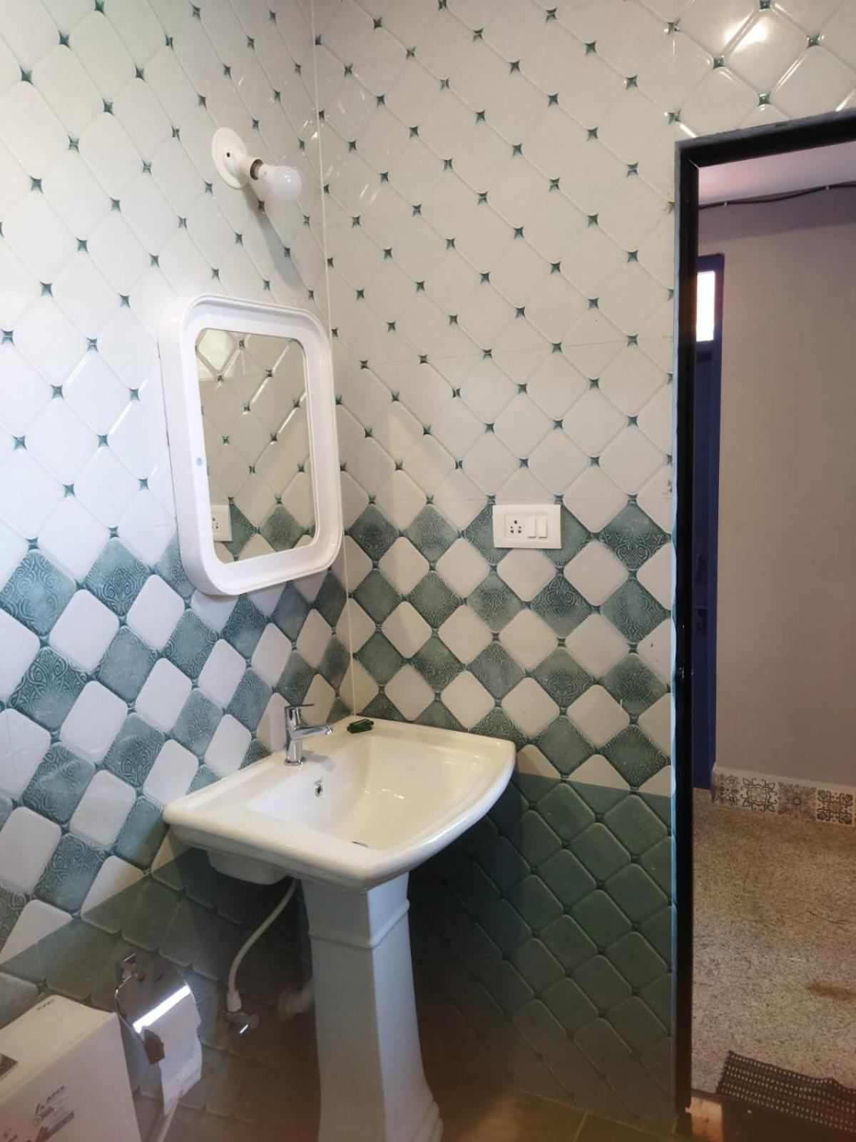Bens Inn Мандрем Екстериор снимка